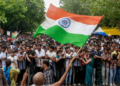 तलवारें और धार्मिक नारे… जंतर-मंतर का बदला माहौल, हाईजैक हो रहा आंदोलन?