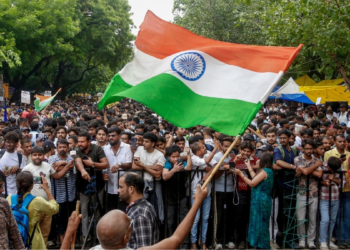 तलवारें और धार्मिक नारे… जंतर-मंतर का बदला माहौल, हाईजैक हो रहा आंदोलन?