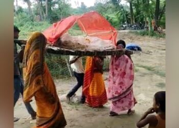 तीन बेटियां, कंधे पर पिता की अर्थी… विरोध के बीच छोटी बेटी ने दी मुखाग्नि, इमोशनल कर देगी अंतिम संस्कार की ये कहानी