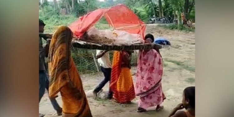 तीन बेटियां, कंधे पर पिता की अर्थी… विरोध के बीच छोटी बेटी ने दी मुखाग्नि, इमोशनल कर देगी अंतिम संस्कार की ये कहानी