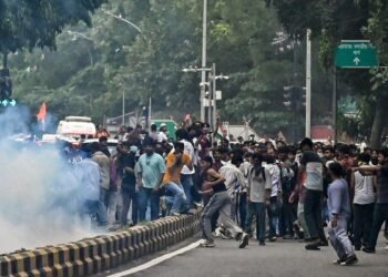 क्या दिल्ली में NEET प्रदर्शन के दौरान छात्रों पर चली पेलेट गन? जांच के आदेश
