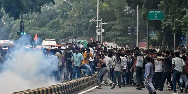 क्या दिल्ली में NEET प्रदर्शन के दौरान छात्रों पर चली पेलेट गन? जांच के आदेश