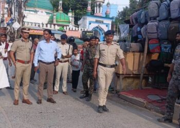 उग्र प्रदर्शन के बाद दरभंगा में प्रशासन सख्त, DM-SSP ने किया फ्लैग मार्च, अफवाह फैलाने वालों को दी चेतावनी