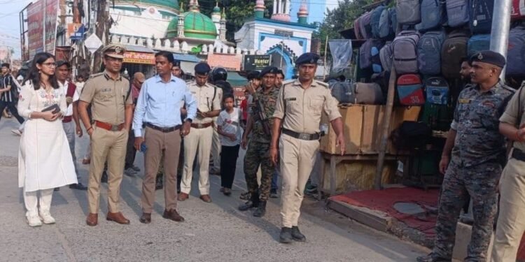 उग्र प्रदर्शन के बाद दरभंगा में प्रशासन सख्त, DM-SSP ने किया फ्लैग मार्च, अफवाह फैलाने वालों को दी चेतावनी