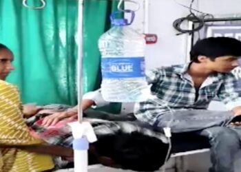 मरीज का पेट साफ करने के लिए मंगाया ₹20 वाला पैक्ड वॉटर; डॉक्टर को नोटिस जारी… MP के अस्पताल में गजब कारनामा