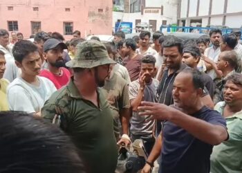 तोड़फोड़, पथराव और हंगामा… मुजफ्फरपुर में बिजली उपभोक्ता बोले- प्रीपेड मीटर से कटे 5 हजार, बिजली भी गुल हो गई
