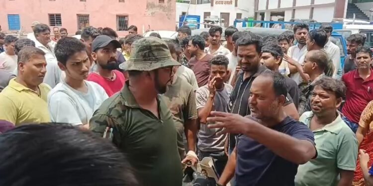 तोड़फोड़, पथराव और हंगामा… मुजफ्फरपुर में बिजली उपभोक्ता बोले- प्रीपेड मीटर से कटे 5 हजार, बिजली भी गुल हो गई