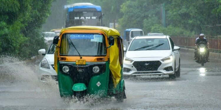दिल्ली में बदला मौसम का मिजाज, बारिश से खुशनुमा हुआ मौसम!