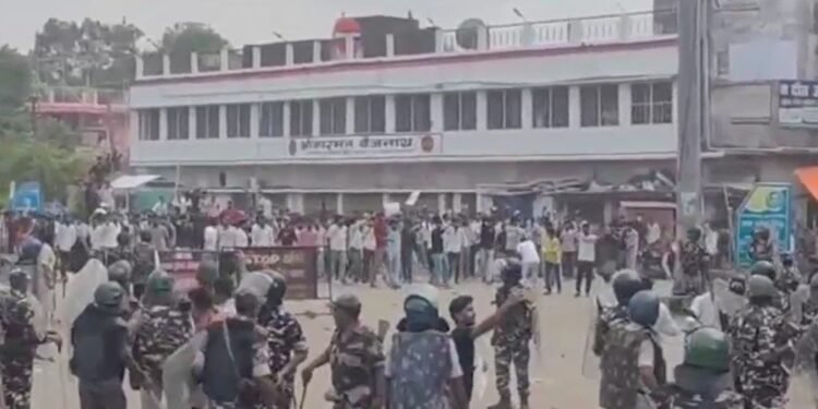 पटना, भागलपुर, छपरा… बिहार के कई शहरों में बवाल, पुलिसवालों पर पथराव, कई प्रदर्शनकारी भी जख्मी