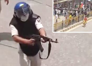 सीवान में भीषण बवाल: प्रदर्शनकारियों की पत्थरबाजी, SP घायल, तेजस्वी बोले- छात्रों पर AK-47 से चलाई गईं गोलियां