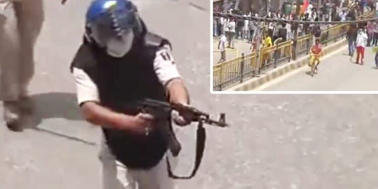 सीवान में भीषण बवाल: प्रदर्शनकारियों की पत्थरबाजी, SP घायल, तेजस्वी बोले- छात्रों पर AK-47 से चलाई गईं गोलियां