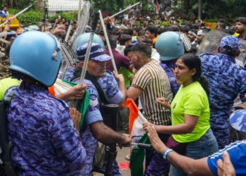 टॉलस्टॉय मार्ग पर पुलिस और प्रदर्शनकारियों के बीच झड़प, आंसू गैस के गोले छोड़े गए