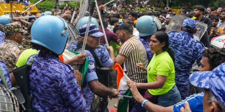 टॉलस्टॉय मार्ग पर पुलिस और प्रदर्शनकारियों के बीच झड़प, आंसू गैस के गोले छोड़े गए