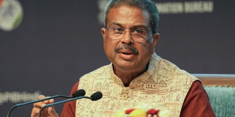 धर्मेंद्र प्रधान के इस्तीफे पर भोपाल में जश्न, छात्रों ने बांटी मिठाई, लगाए नारे