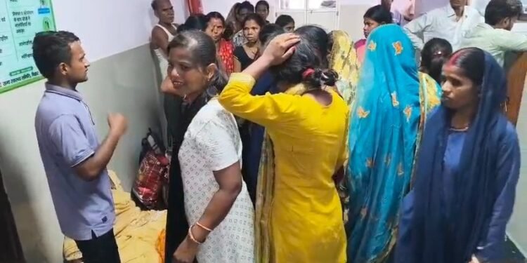 गंगा स्नान से लौट रहे श्रद्धालुओं की ऑटो खड़े ट्रक से टकराई, सास-दामाद की मौत, 10 घायल