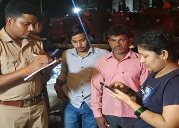 वाराणसी से लौट रहे युवक की फर्रुखाबाद में हत्या, बदमाशों ने पत्नी-बेटे के सामने मारी गोली