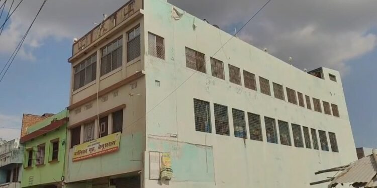 Bihar: बालिका गृह की खिड़की की जाली तोड़ी, दुपट्टों की रस्सी बनाकर दूसरी मंजिल से भागीं 5 नाबालिग लड़कियां