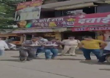 इंदौर: कोर्ट जाते वक्त ‘प्लास्टर ड्रामा’, जेल पहुंचते ही आरोपियों ने उतारकर फेंके प्लास्टर- VIDEO