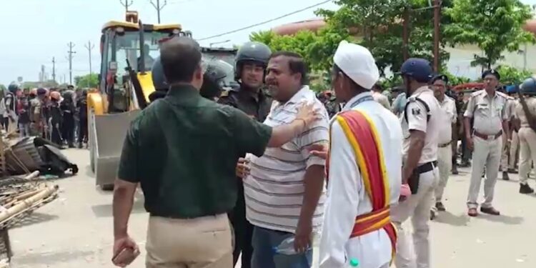 स्टे का दावा, फिर भी टूटीं 85 दुकानें! बेतिया के मीना बाजार में बुलडोजर कार्रवाई पर भड़के व्यापारी