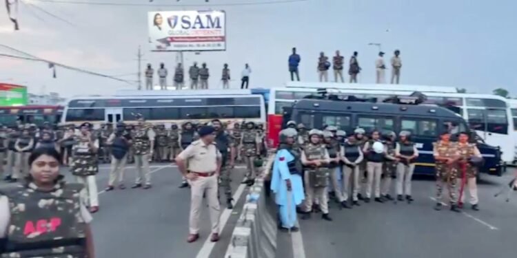 MP: मूंग की 100%  खरीद के लिए भोपाल कूच, पुलिस बैरिकेड्स तोड़ आगे बढ़े किसान; ट्रैक्टर-ट्रॉली में लेकर आए राशन-गद्दे