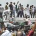 बसों पर चढ़े किसान, वीर सावरकर सेतु पार कर CM हाउस की ओर बढ़े… भोपाल में बेबस दिखी पुलिस; मुख्यमंत्री का पहला बयान