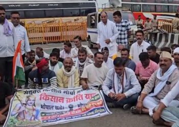 LIVE: खाना-पीना-सोना सब सड़क पर, भोपाल में CM हाउस तक कूच की तैयारी में किसान
