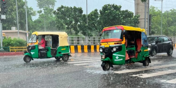 दिल्ली-NCR में ‘रेनी ट्यूजडे’, दोपहर में हुई झमाझम बारिश, कई इलाकों में भरा पानी
