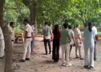 दिल्ली में दिनदहाड़े खूनी खेल: पार्क में छेड़खानी का विरोध करने पर चाकू से ताबड़तोड़ हमला, युवक की मौत, युवती गंभीर