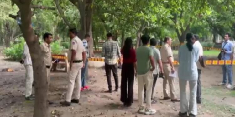 दिल्ली में दिनदहाड़े खूनी खेल: पार्क में छेड़खानी का विरोध करने पर चाकू से ताबड़तोड़ हमला, युवक की मौत, युवती गंभीर
