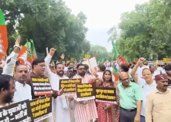पंजाब पेपर लीक मामले पर दिल्ली में BJP का प्रदर्शन, AAP दफ्तर के बाहर हरजोत सिंह बैंस के इस्तीफे की मांग