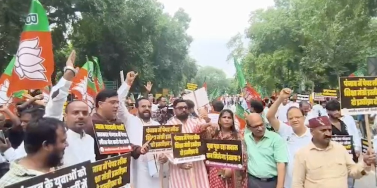 पंजाब पेपर लीक मामले पर दिल्ली में BJP का प्रदर्शन, AAP दफ्तर के बाहर हरजोत सिंह बैंस के इस्तीफे की मांग