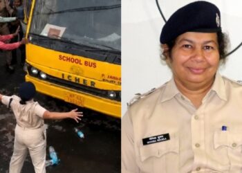 चलती बस के आगे हाथ फैला सीना तानकर खड़ी हो गईं ACP मोनिका शुक्ला, जानिए कौन हैं बहादुर महिला अफसर