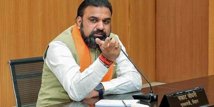 बिहार में राजस्व विभाग का बड़ा एक्शन, 12 अधिकारियों पर विभागीय कार्रवाई शुरू, दो महीने में 82 पर गिरी गाज