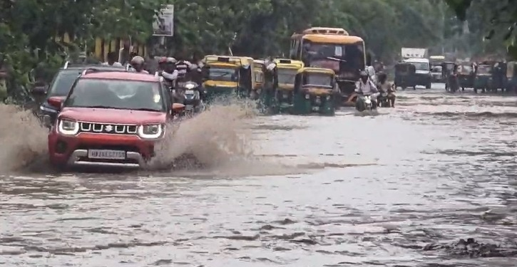 साइबर सिटी में जलभराव पर सख्त एक्शन, लापरवाही के आरोप में JE सस्पेंड, ठेकेदार पर भी गिरी गाज