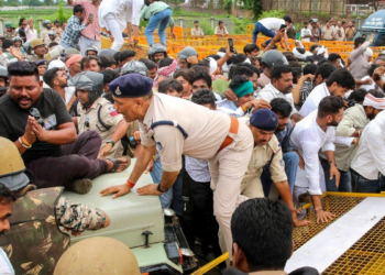 आंखों देखी: बैरिकेड टूटे, बसें हिलीं और आखिरकार समझौते से खत्म हुआ किसानों का आंदोलन