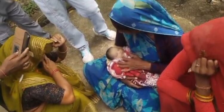 मां की बेरहमी… नवजात बेटी को नीले ड्रम में डुबोकर मारा… पुलिस से कहा- दूसरी बेटी का खर्च कैसे उठाती