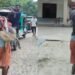 मगरमच्छ को कंधे पर उठाकर थाने पहुंचा किसान, नजारा देख चौंक गई पुलिस, VIDEO