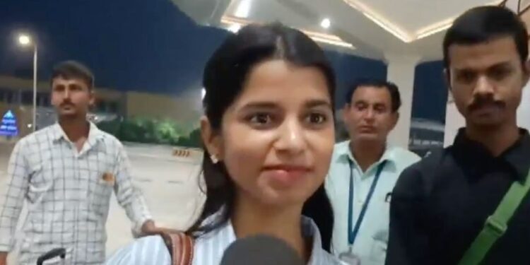 ‘किसी भी धर्म का मजाक उड़ाना ठीक नहीं…’, राहुल गांधी-पप्पू यादव पर मैथिली ठाकुर का निशाना