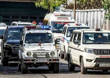 सड़कें रोक दी जाती हैं, ट्रैफिक थम जाता है… जब दिल्ली में निकलता है VIP का काफिला, RTI में खुलासा