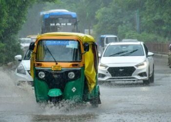 दिल्ली-NCR में सुबह-सुबह झमाझम बारिश, कई शहरों के लिए येलो अलर्ट