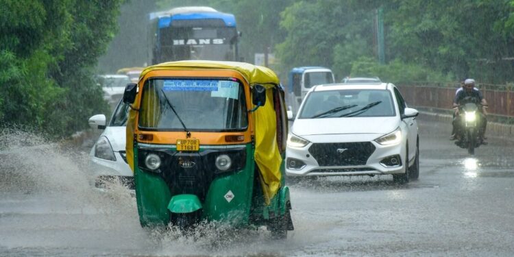 दिल्ली-NCR में सुबह-सुबह झमाझम बारिश, कई शहरों के लिए येलो अलर्ट