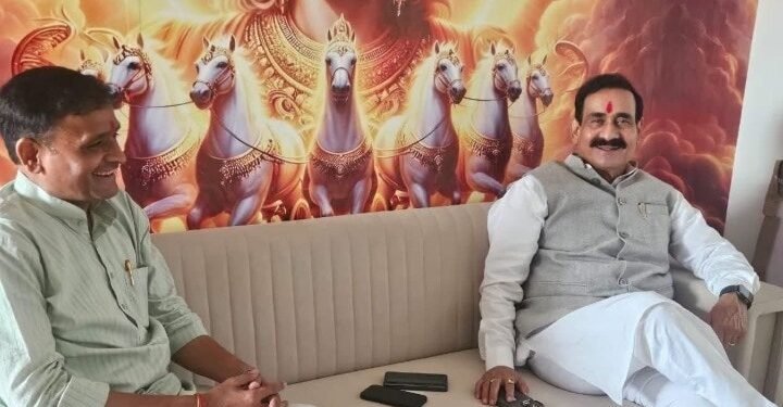 मंच पर दो बार आंसू, फिर साथ बैठकर मुस्कुराते हुए तस्वीर, क्या दतिया का गम भूल पाएंगे नरोत्तम और आशुतोष