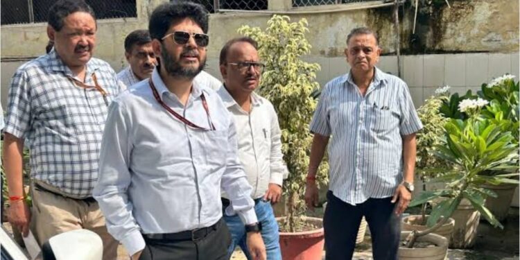 दिल्ली के स्वास्थ्य सचिव पर बड़ा एक्शन, दवा खरीद में देरी पर शो-कॉज, ORS से X-Ray मशीन खरीद तक जांच