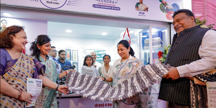 दिल्ली मेट्रो के इन स्टेशनों पर डोनेट कर सकते हैं पुराने कपड़े….सरकार ने शुरू की अर्पण योजना