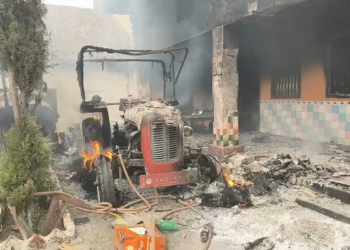 मजदूर की हत्या के बाद भड़की हिंसा, आरोपी के घर में आगजनी, पुलिस पर भी पथराव