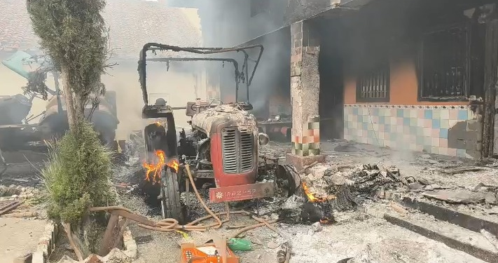 मजदूर की हत्या के बाद भड़की हिंसा, आरोपी के घर में आगजनी, पुलिस पर भी पथराव
