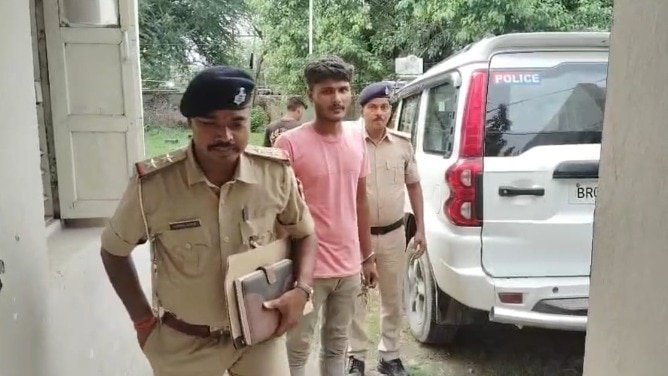 एक ही रात दो जगह राहगीरों को गोली मारने वाले बदमाश गिरफ्तार, हथियार और बाइक भी बरामद