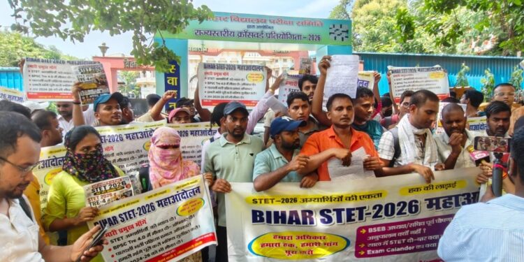 TRE-4 से पहले STET परीक्षा आयोजित करने की मांग को लेकर पटना में अभ्यर्थियों का प्रदर्शन