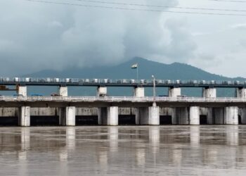 नेपाल में बारिश से गंडक उफान पर, वाल्मीकिनगर बैराज से 2.20 लाख क्यूसेक पानी छोड़ा, बगहा के गांवों में घुसा बाढ़ का पानी