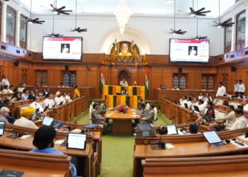 दिल्ली विधानसभा के मॉनसून सत्र में हंगामा, AAP के 5 विधायकों को उठा ले गए मार्शल